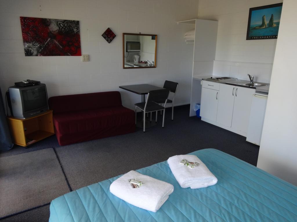 Ninety Mile Beach Holiday Park Waipapakauri Room photo