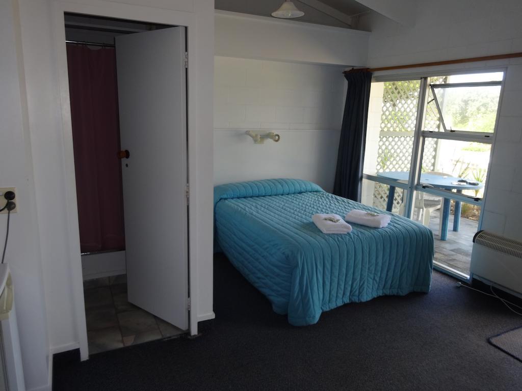 Ninety Mile Beach Holiday Park Waipapakauri Room photo