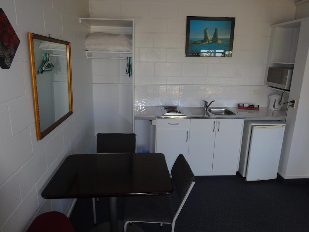 Ninety Mile Beach Holiday Park Waipapakauri Room photo