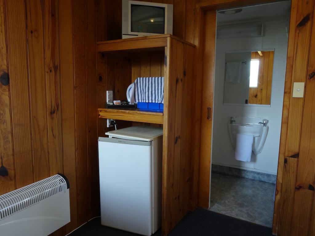 Ninety Mile Beach Holiday Park Waipapakauri Room photo