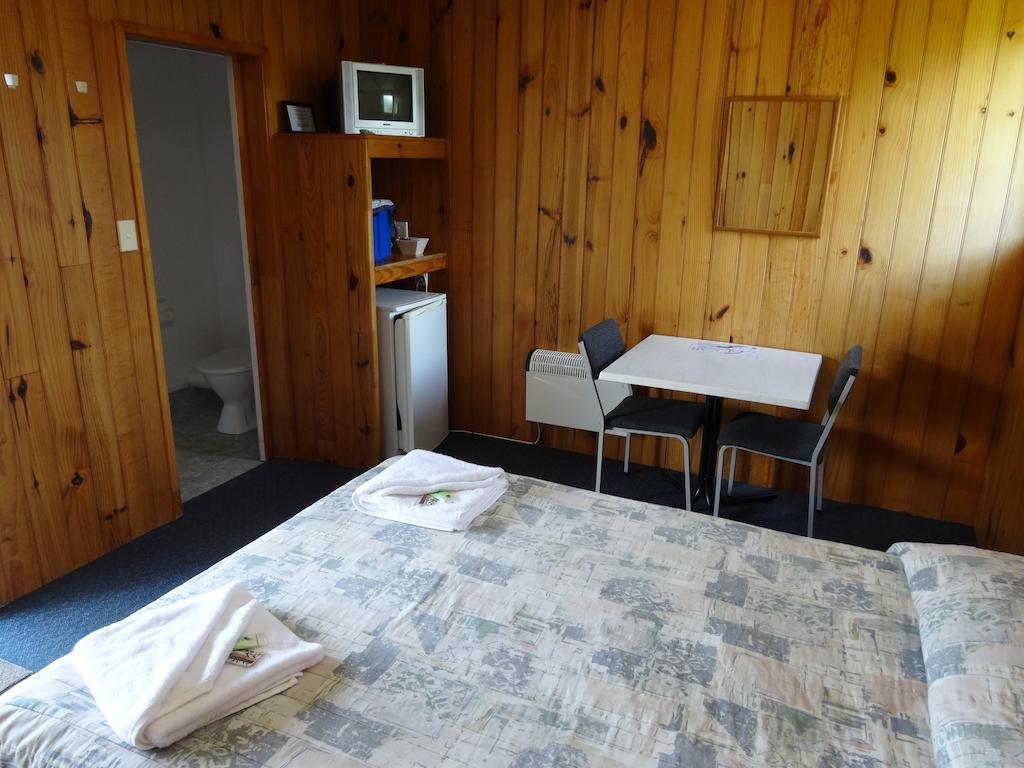 Ninety Mile Beach Holiday Park Waipapakauri Room photo