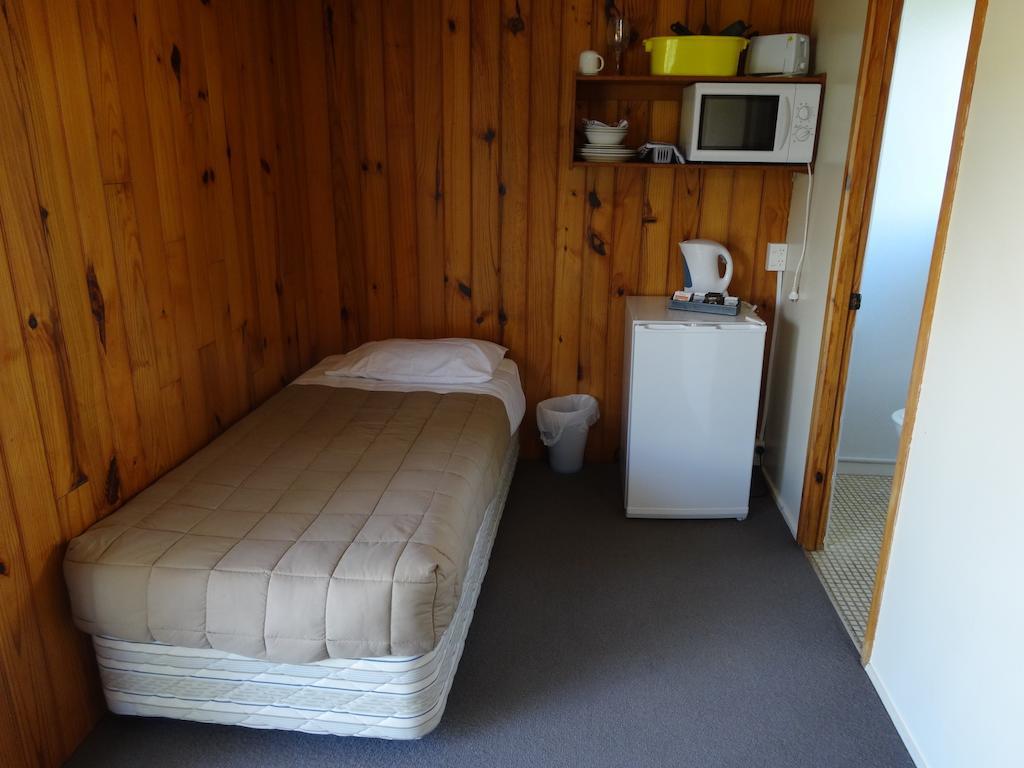 Ninety Mile Beach Holiday Park Waipapakauri Room photo