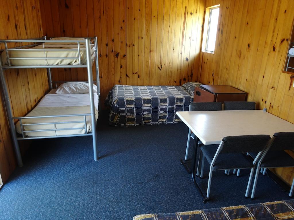 Ninety Mile Beach Holiday Park Waipapakauri Room photo